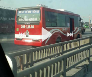 Bất chấp nguy hiểm, xe khách phóng bạt mạng, ngược chiều trên đường Vành đai 3 trên cao