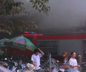 Hà Nội: Garage ô tô bất ngờ bốc cháy khi nhân viên đang nghỉ trưa