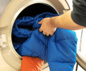 Mách chị em cách giặt áo khoác lông vũ siêu nhẹ vừa sạch vừa bền