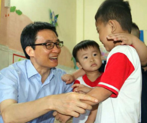 Phó thủ tướng Vũ Đức Đam kiểm tra trường mầm non lúc 6h