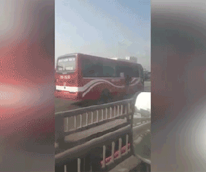 Video: Xe khách chạy ngược chiều, phóng bạt mạng trên đường vành đai 3