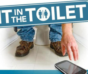 Xem xong video này bạn sẽ không dám dùng di động khi ở trong WC nữa