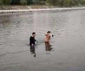 Bé 7 tuần tuổi bị người lạ ném xuống sông khi đi dạo với mẹ