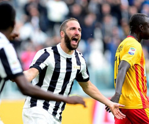 Chật vật ngược dòng trước 'tí hon', Juventus nhân đôi niềm vui