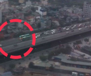 Hà Nội: Hai xe khách "thi đi chậm" gây ách tắc trên đường vành đai 3