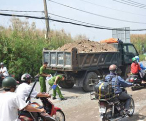 TP.HCM: Xe máy đấu đầu xe ben, công nhân 20 tuổi bị cán tử vong