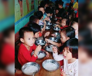 Trường phải xin lỗi vì bữa ăn cho trẻ chỉ có bún chan nước xương