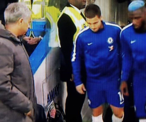 Video: Mourinho không thèm bắt tay Hazard