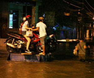 Dịch vụ ba gác 'giải cứu' xe máy đắt khách trong triều cường