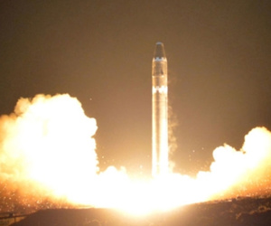 Triều Tiên bị nghi chỉnh sửa ảnh phóng tên lửa Hwasong-15