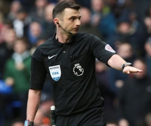 Trọng tài khắc tinh với Man Utd bắt chính trận derby Manchester