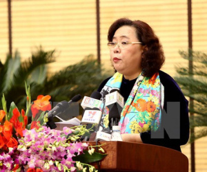Đại biểu HĐND Hà Nội đề nghị 'lắp barie ngăn xe máy lên vỉa hè'