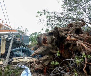 3 ngày sau bão, Nha Trang vẫn ngổn ngang