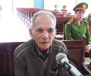 Bị xịt nước, cụ ông 88 tuổi ném lựu đạn vợ chồng con trai ruột