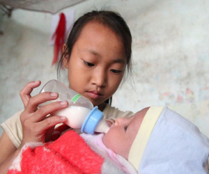 Cảm động cảnh chị 10 tuổi chăm sóc đàn em trong gia đình mẹ 29 tuổi sinh 8 con