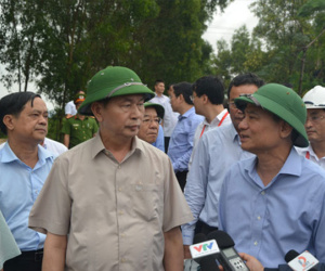 Chủ tịch nước Trần Đại Quang vào tận vùng lũ thăm người dân