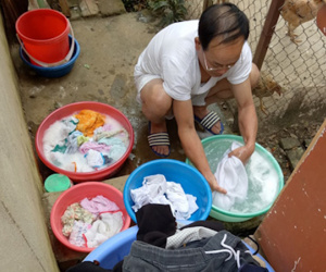 Đại tá về hưu giặt tay cả 'núi' đồ cho con dâu sau sinh