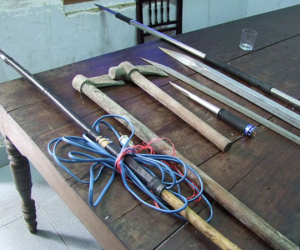 Khống chế vợ con đòi giải cứu em trai