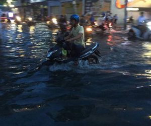 Mưa 'chớp mắt', phố Sài Gòn ngập như lụt miền Trung