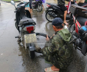 Mưu sinh trên phố ngập lũ ở Huế hốt bạc triệu mỗi ngày