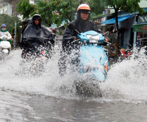 Người dân TP HCM "bì bõm" sau cơn mưa lớn