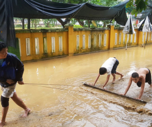 Người dân vùng rốn lũ oằn mình dọn bùn non