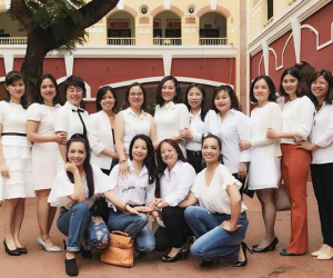 Thúy Hằng - Thúy Hạnh bồi hồi, xúc động khi về thăm ngôi trường cấp 3 nhiều kỷ niệm