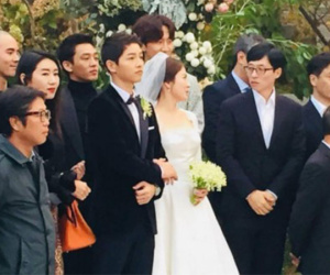 Trong khi Song Joong Ki đứng kế bên nắm chặt tay ủ ấm, đôi mắt của Song Hye Kyo lại 'đắm đuối' nhìn một nam nhân khác