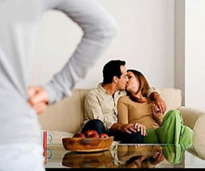 Bắt quả tang chồng 'ăn vụng' tại nhà, vợ tống cổ cô bồ trẻ không mặc gì ra đường