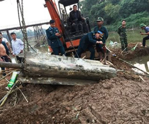 Hà Nội: Trục vớt quả tên lửa của Mỹ còn nguyên ngòi nổ nằm dưới sông