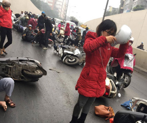 Hàng chục xe máy đang đổ la liệt trong hầm chui Kim Liên