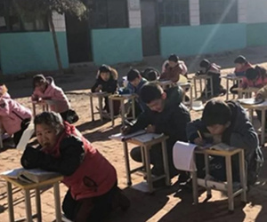 Học sinh Trung Quốc ngồi học ngoài trời 0 độ C