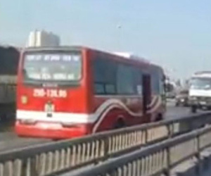 Tài xế xe khách đi ngược chiều ở đường trên cao bị tước bằng lái
