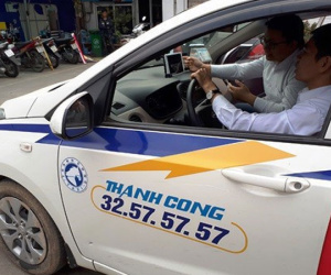 Thêm một hãng taxi truyền thống 'tung chiêu', quyết 'chiến đấu' với Uber, Grab