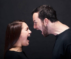 Chồng 'hãm' ra oai trước mặt họ hàng, thẳng tay tát vợ