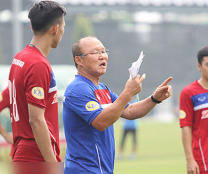 HLV Park Hang Seo muốn các tuyển thủ 'không tin đồng đội'