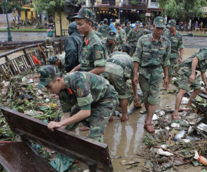 Lũ rút, quân đội cùng người dân Hội An tất bật dọn vệ sinh