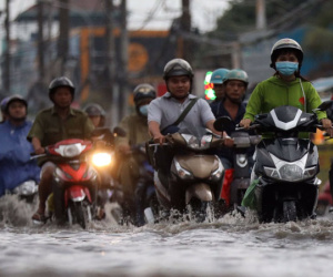 Người Sài Gòn 'tả tơi' trong cơn mưa lớn kéo dài
