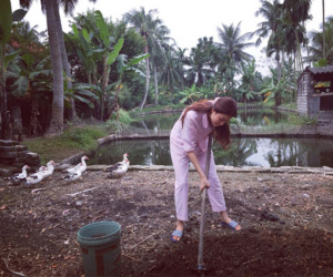 Phạm Hương lại ghi điểm với hình ảnh giản dị diện đồ bộ cuốc đất ở quê nhà