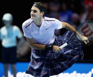 Video: Federer mặc váy đánh bại Murray