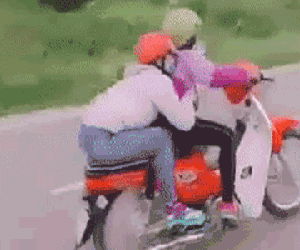 Video: Nữ quái xe lộng hành trên đường khiến cánh đàn ông 'chào thua'