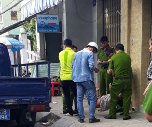 Cả chợ phát hoảng khi 'ngáo đá' cầm dao kề vào cổ, la hét