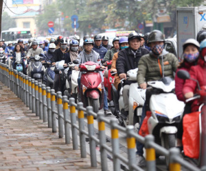 Cận cảnh barie ngăn dòng xe máy tràn lên vỉa hè ở một số tuyến phố Hà Nội