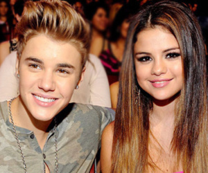 Justin Bieber cười rạng rỡ khi được hỏi về chuyện cầu hôn Selena Gomez