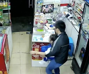 Bé gái 7 tuổi bị bắt cóc khi một mình trông cửa hàng