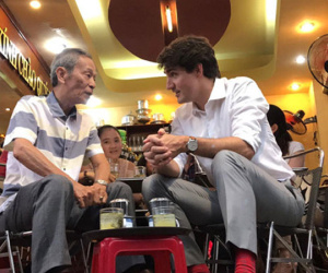 Video: Thủ tướng Trudeau ngồi cà phê vỉa hè Sài Gòn