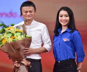Video: Hoa khôi Ngoại giao Ngô Khánh Linh dẫn chương trình đối thoại với Jack Ma
