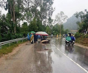 Xe máy 2 người hàng xóm đấu đầu, 3 người tử vong