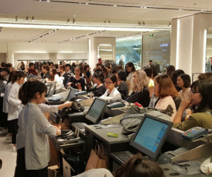Zara Hà Nội đông khách đến khuya trong đêm đầu giảm giá 25%