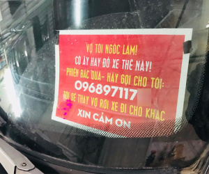 Lý do bất ngờ sau việc người đàn ông Hà Nội treo bảng: 'Vợ tôi ngốc lắm, cô ấy hay để xe thế này, hãy gọi cho tôi!'